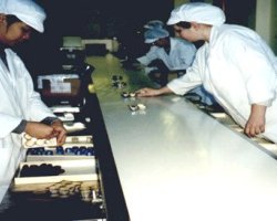 Fixed side tables on a belt conveyor